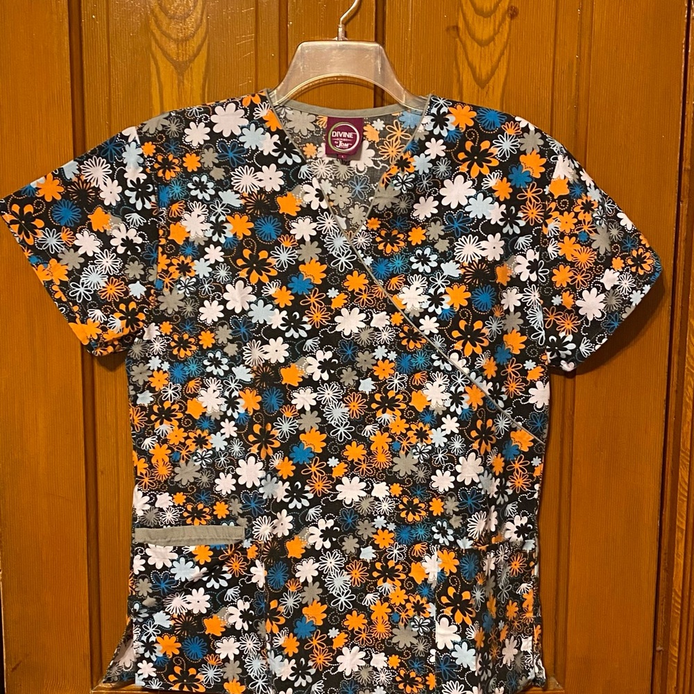 LG Women’s Scrub Top